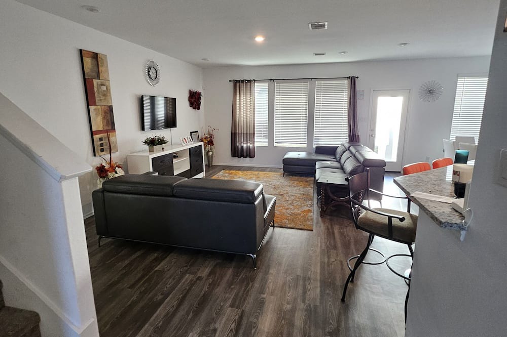 Iowa Colony House | A place of rest, spacious and comfortable