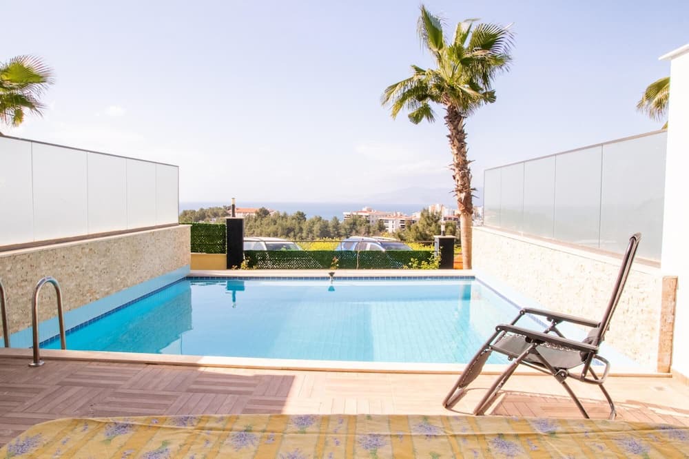 Kusadasi City Centre Apartment | Spacious Flat with Pool in Kusadasi