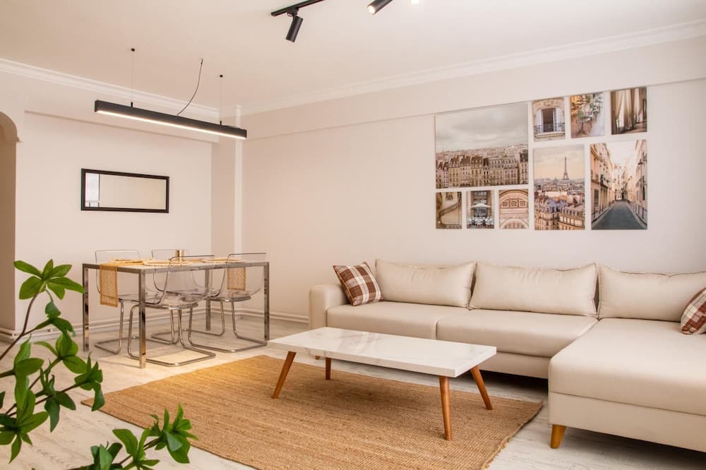 Alsancak Apartment | Gorgeous Flat with Balcony in Izmir Konak