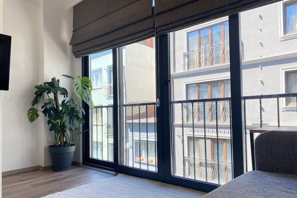 Cihangir Apartment | Cozy Flat w French Balcony 5 min to Istiklal Ave
