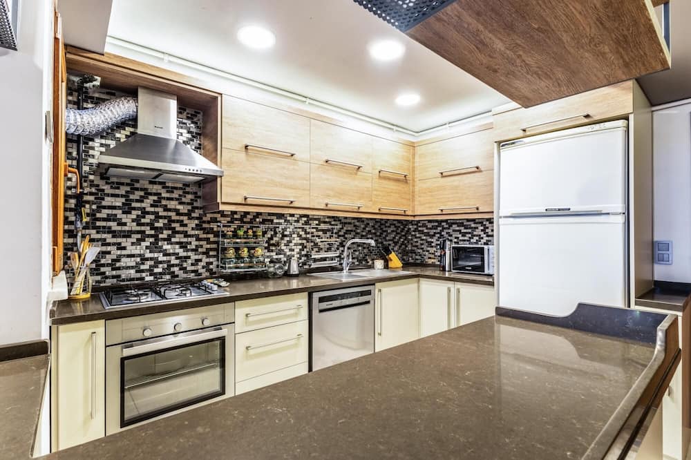 Uskudar Apartment | Classic Flat w Balcony 7 min to Capitol Mall