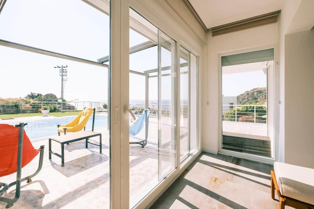 Gundogan Villa | Chic Villa w Patio Pool 3 min to Beach in Bodrum