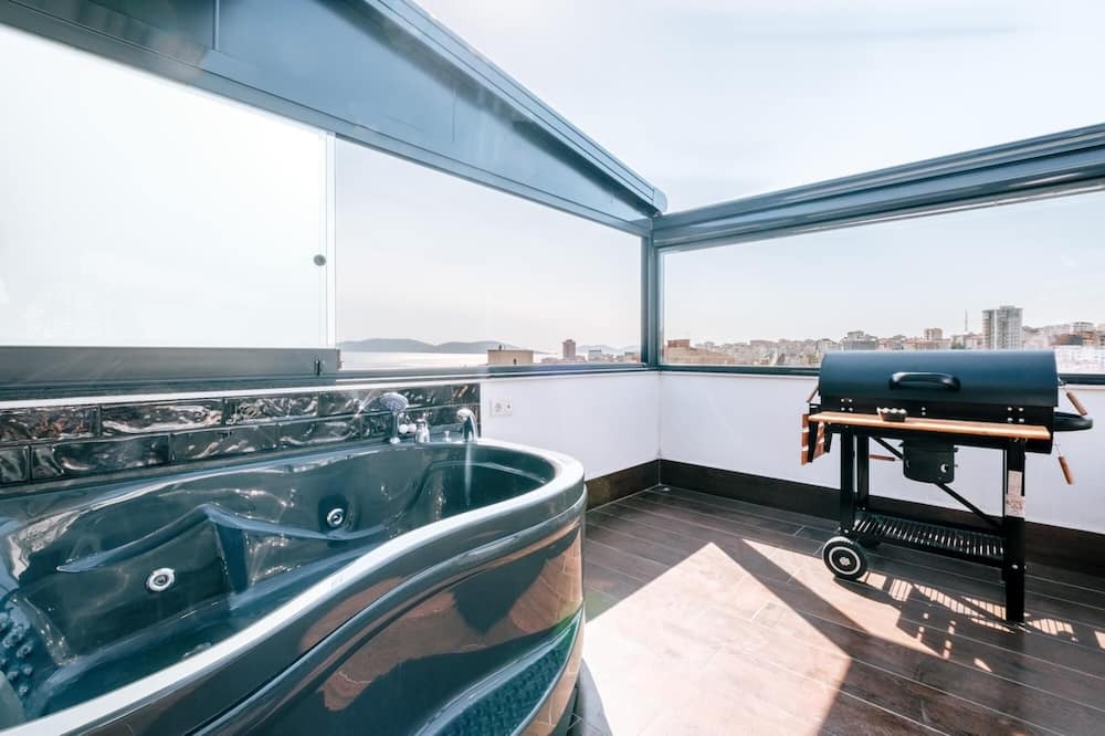 Kartal Apartment | Sea View Flat w Terrace, Jacuzzi Near Kartal Coast