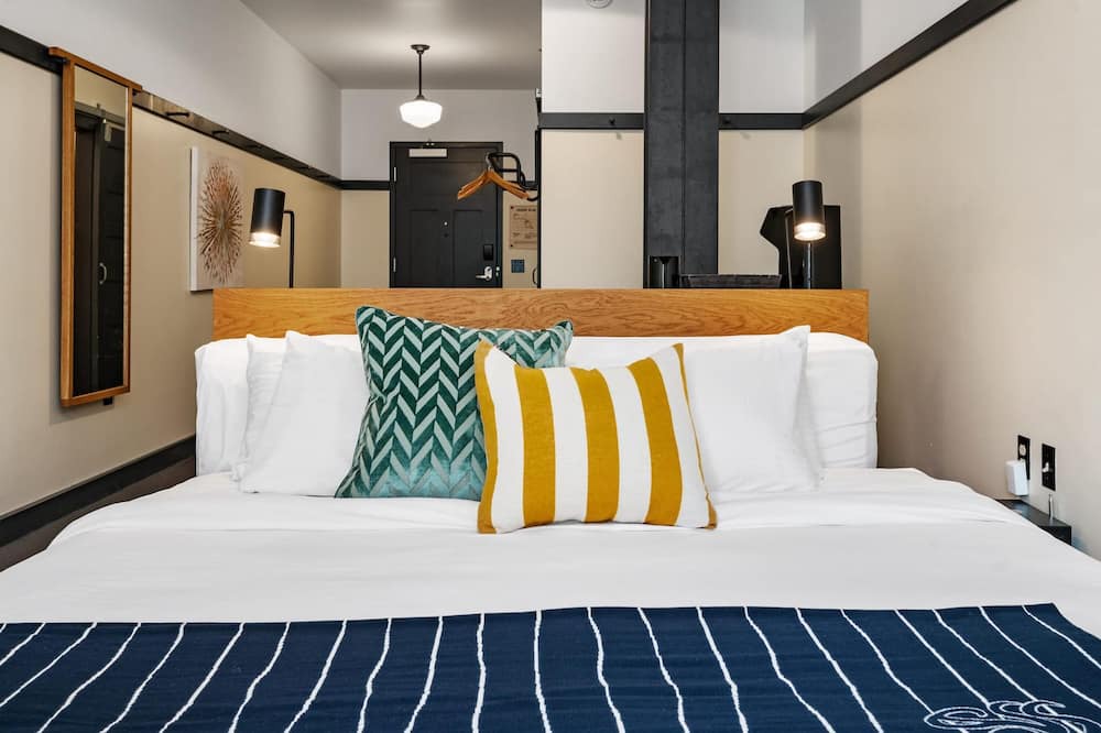 East Liberty Apartment | Kasa | Classic Studio, Quick Drive to Carnegie Mellon | The Maverick