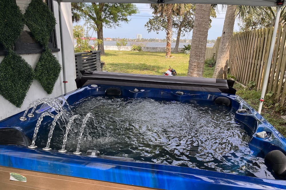 Holly Hill Cottage | Marvelous!! In front of the river, beautiful sunrises, 5 minutes Daytona Beach