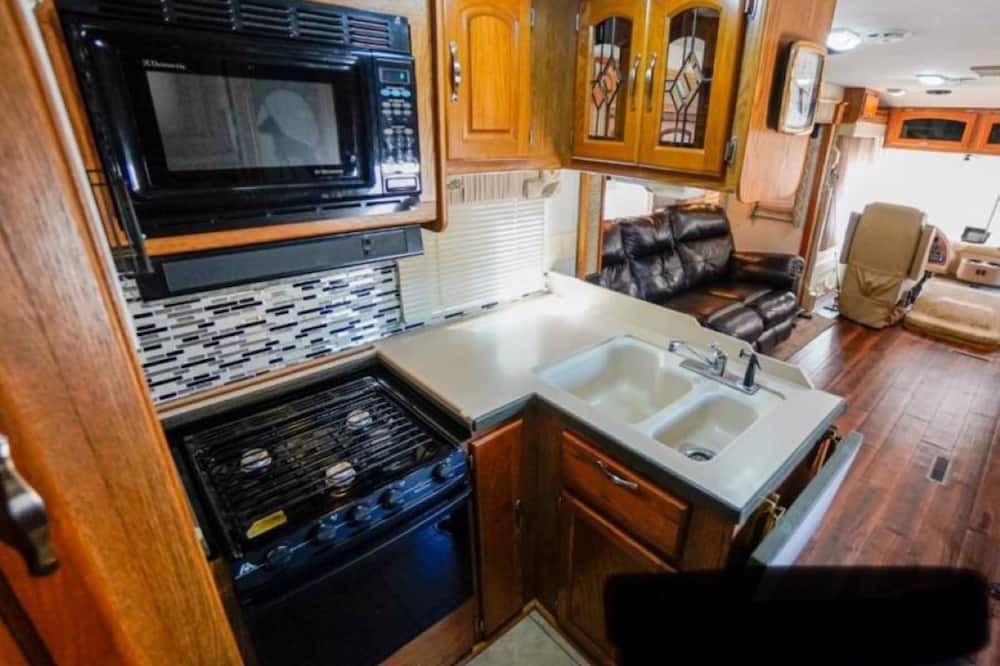 Herod RV Rental | Peaceful pet friendly getaway near Shawnee National Forest / Garden of the Gods.