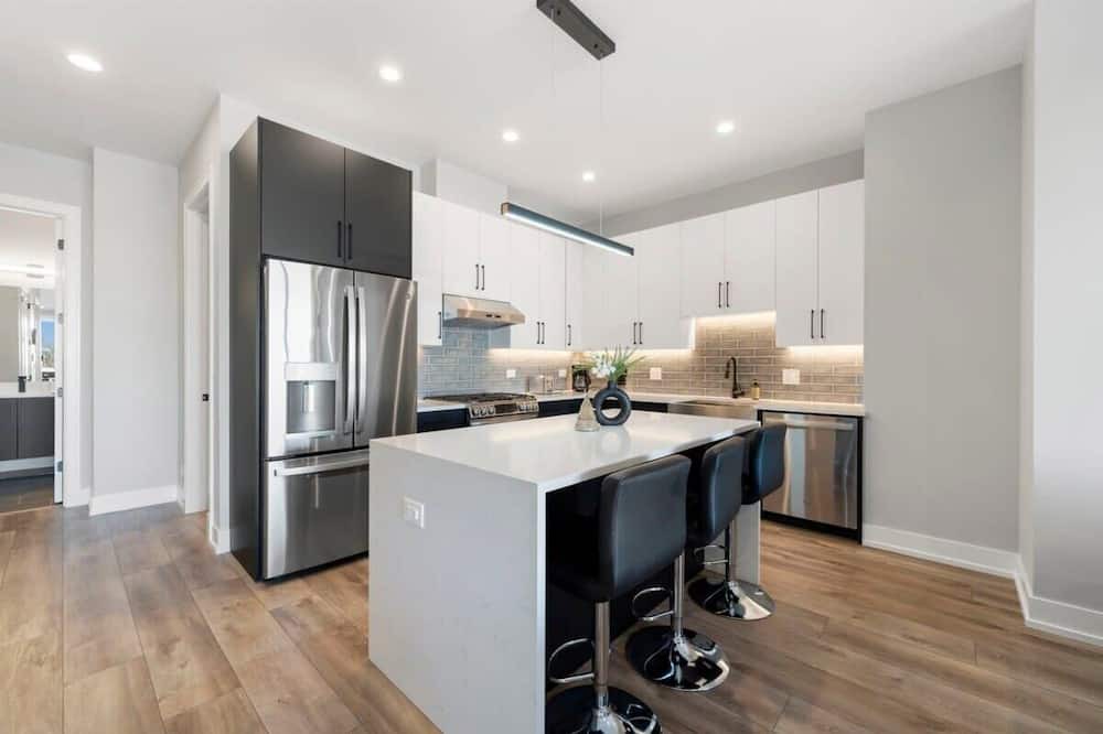 Lower West Side Apartment | Cozy Chicago Haven w/High Speed Internet & Balcony
