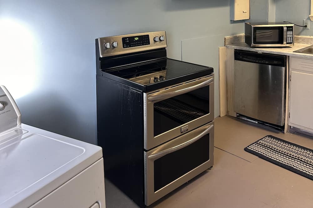 Stuart House | Simple house, king size bed with full bathroom and a kitchenette.
