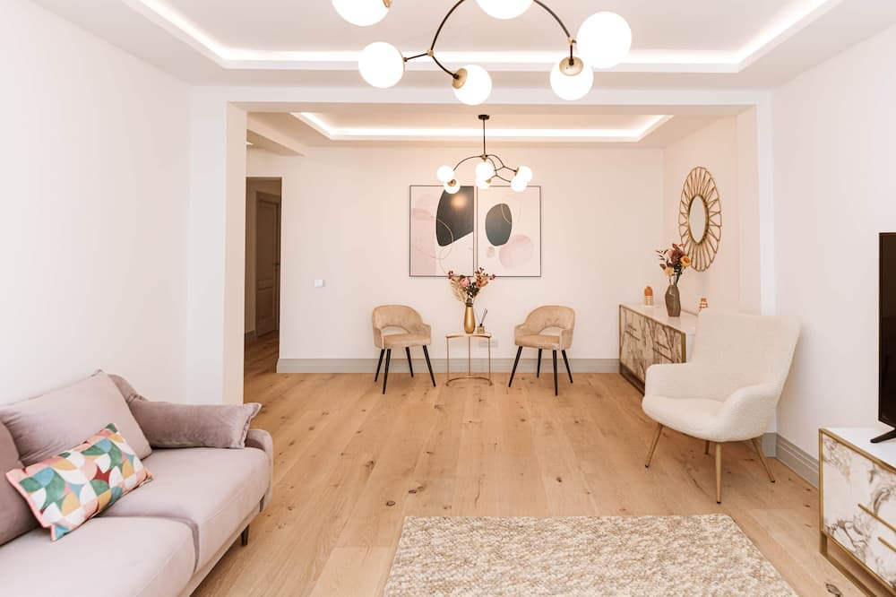 Iasi House | Luxurious Oasis: Boutique Villa in Copou, Iași