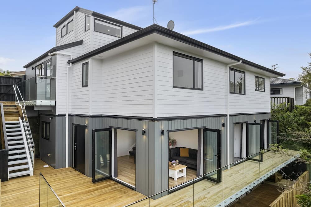 Torbay House | Beautiful beach escape. 6bed, Spa pool, Outdoor living, peaceful and lovely