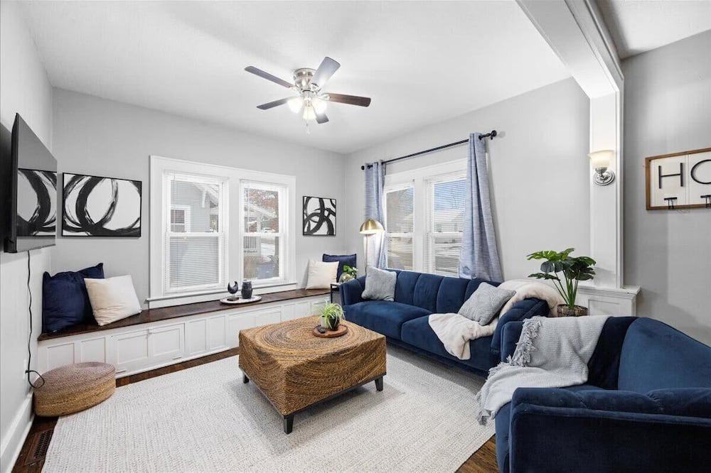 Lee's Summit House | Charming Freshly Remodeled Home / Prime Location