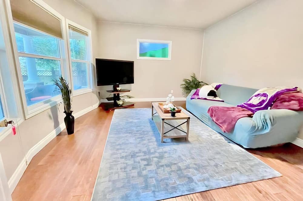 University District House | 5505 16th Ave NE, Seattle WA 98105