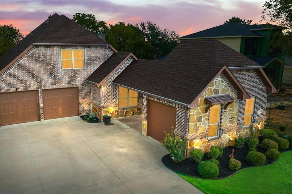 Grapevine House | Historic Grapevine 3-bedroom house 4 minutes walk from Historic main street.