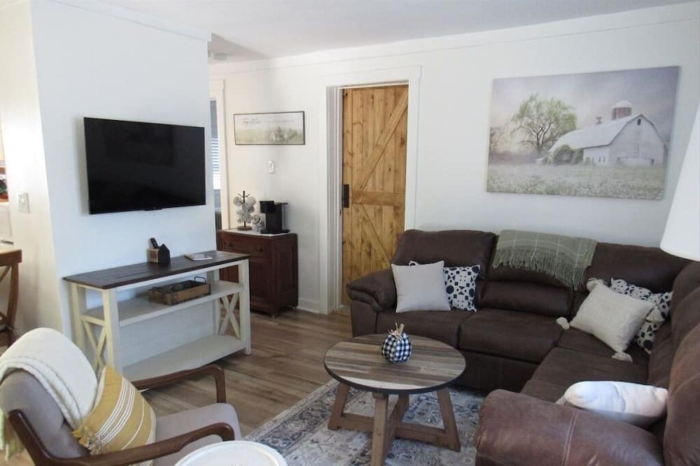 Millersburg Cottage | Leave your worries behind. Come in and get cozy!