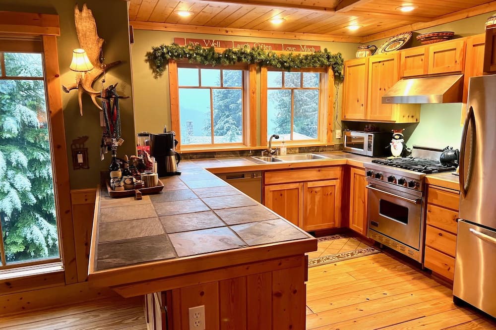 Sandpoint Cabin | Ski in/Ski out cozy log cabin with fireplace on Schweitzer Mountain