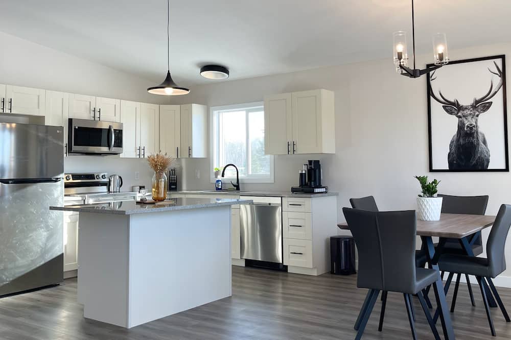 Manitoba Cabin | *Newly Built Cozy 4 Season 3bdr 4bed w Lakeviews*