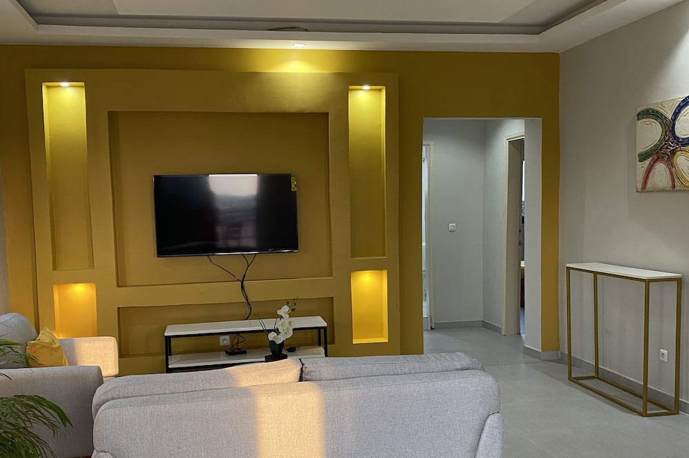 Yopougon Apartment | This new Cozy and spacious 2 bedrooms/ 2 bathrooms has beauty and convenience.