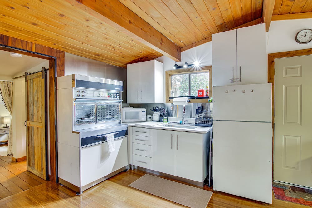 Lime Kiln Cabin | Arlington Creekside Cabin w/ Hot Tub & Fire Pit!