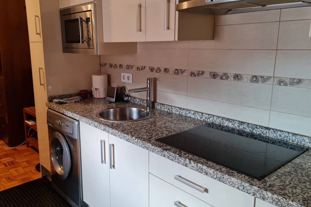San Lazaro y Otero Apartment | Pequeño Apartamento con Wifi Lado Palacio Deportes. Próximo Salidas Autopista