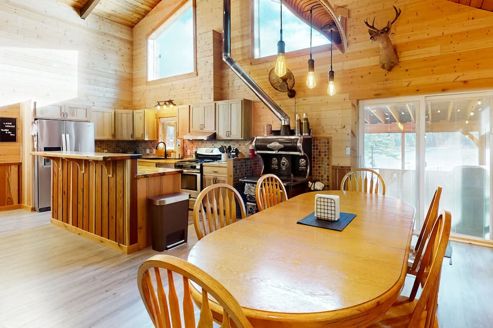 Coolin House | Waterfront custom-built home with screened-in porch & gas fireplace