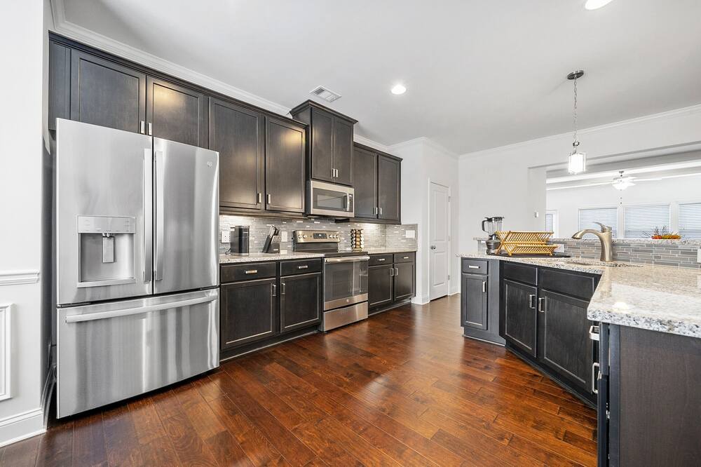 Cliftondale House | 3 Bedroom Fully Furnished Townhouse with Large Media Room and Large Rear Deck