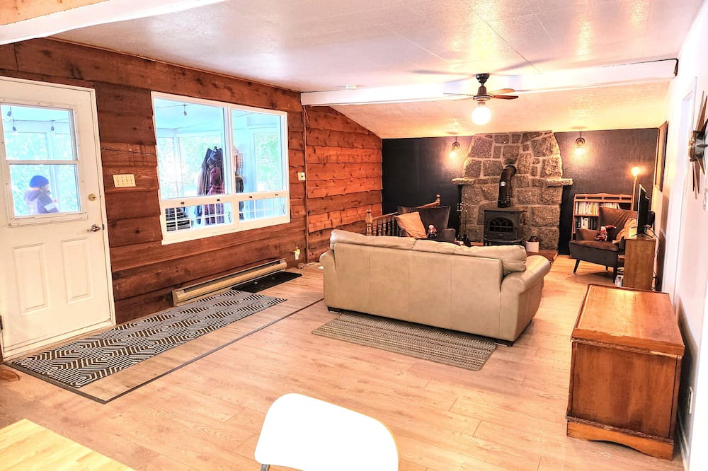 Riviere-a-Pierre Ski Chalet | Chalet du cap Accès Privé Avec Quai au Lac. Animaux de Compagnie Acceptés