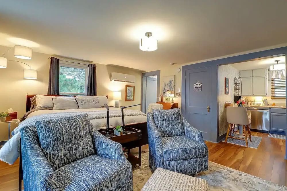 Texarkana House | Pecan Carriage House: Stylish, cozy, & safe
