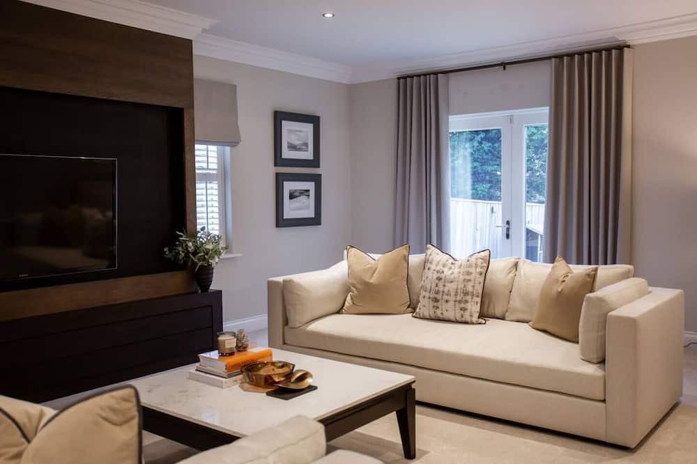 Crawcrook House | Welcome to our 5-bed, pool haven in the heart of Medburn Village, Newcastle