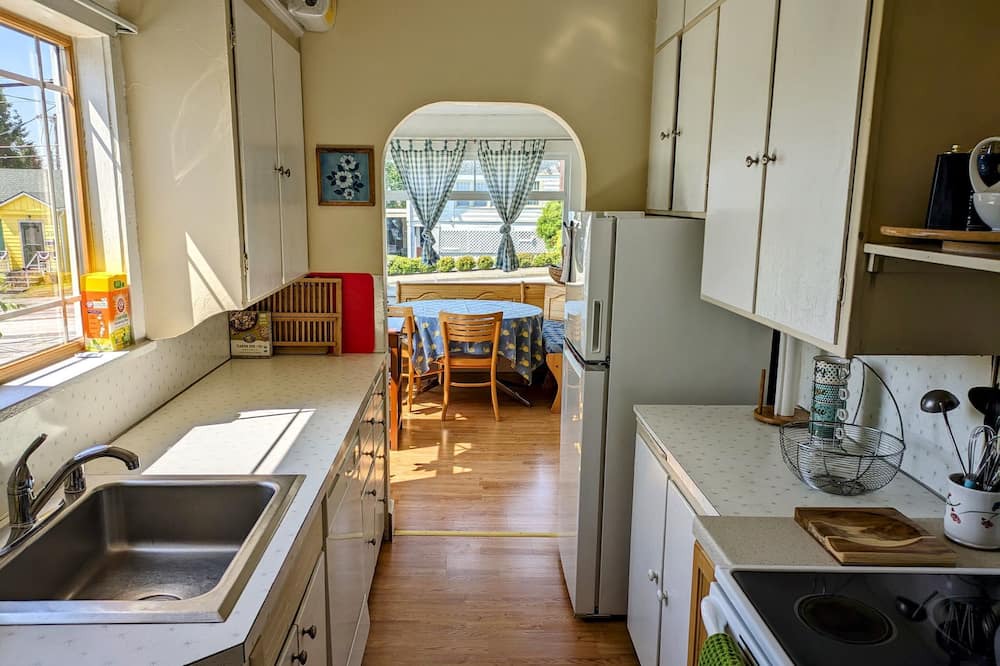 Lynden House | Downtown Dutch Craftsman - Walk to Downtown!