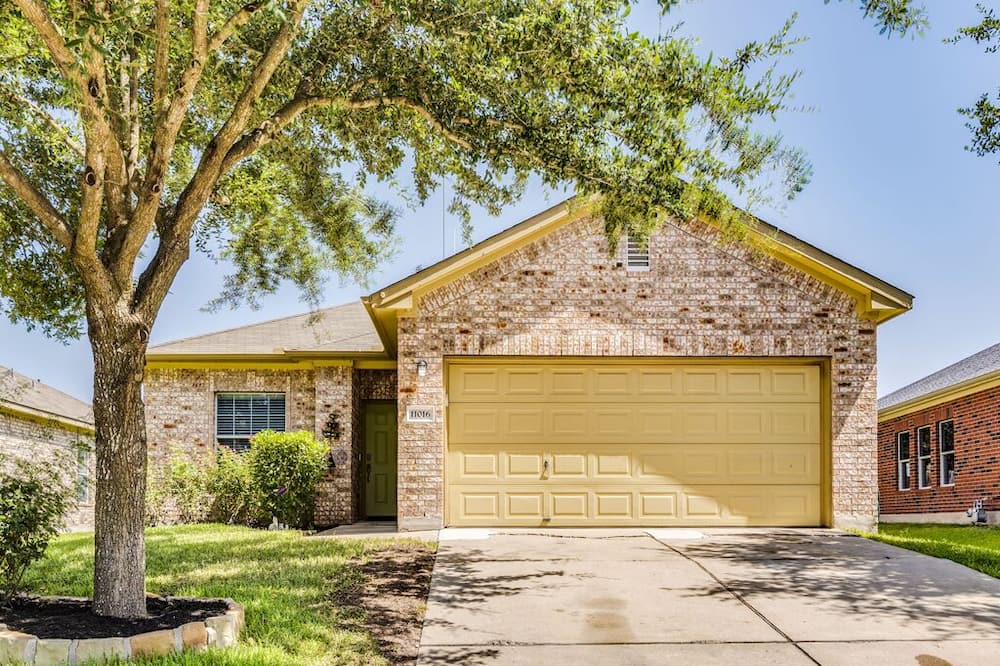 Pioneer Crossing House | Sweet home 1 King +1 pull out bed & 2 Queen beds in +1 pull out bed