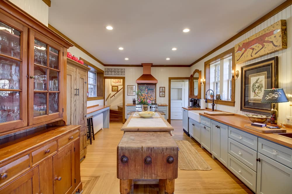 Roseland House | Spacious Virginia Home w/ Porch & Mountain Views