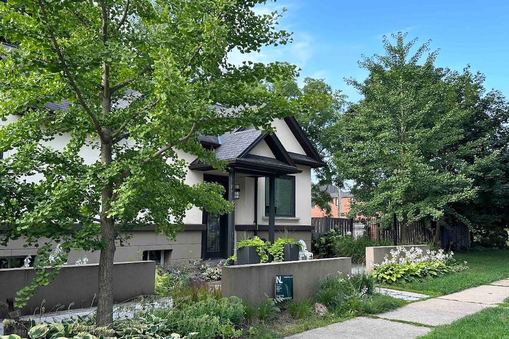 Dundas Bed & Breakfast | Located in the beautiful town of Dundas near trails, parks and water falls