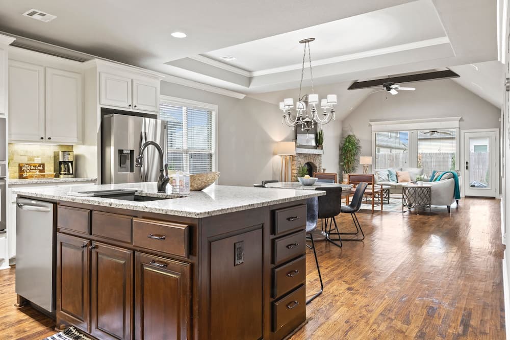 Bixby House | Stylish, Upscale, Large, 2 King suites, Location, Family friendly, Safe