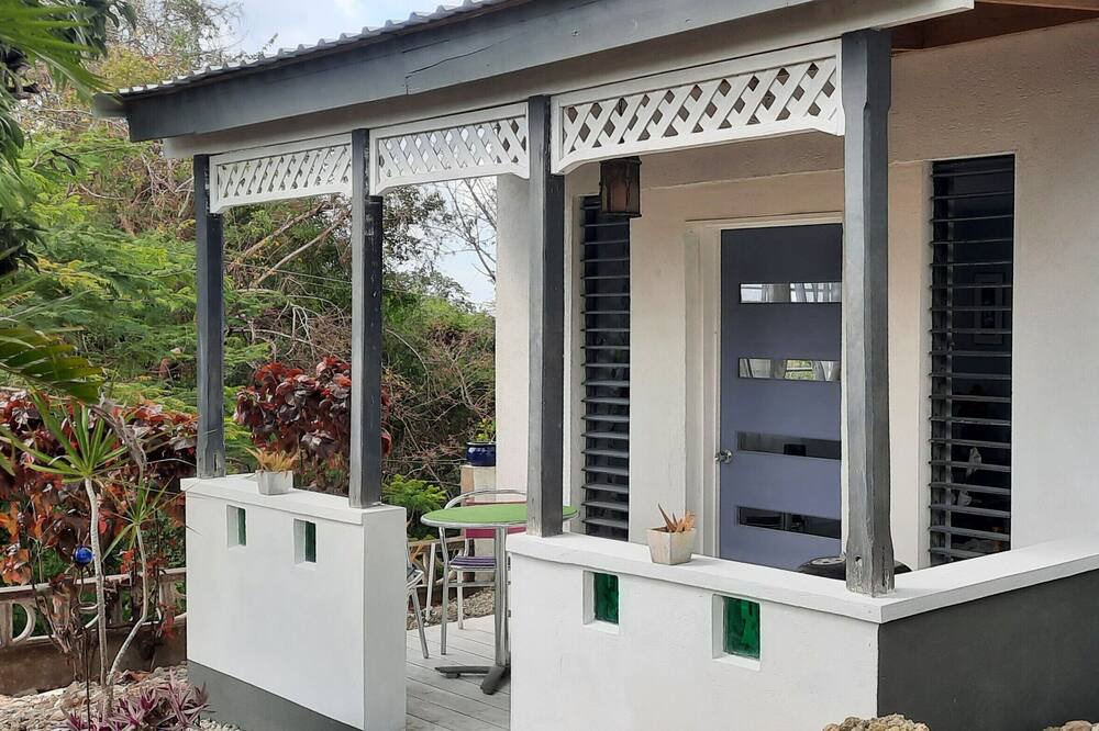 Deanes Apartment | 'Breezy La Vista on the Terrace' 1 Bedroom 2 Bed 1 Bathroom Self-contained Apt.