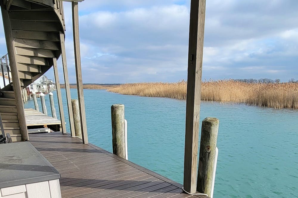 Anchorville House | Lake St. Clair Canal Cottage. Fishing, views, dockage, and more!