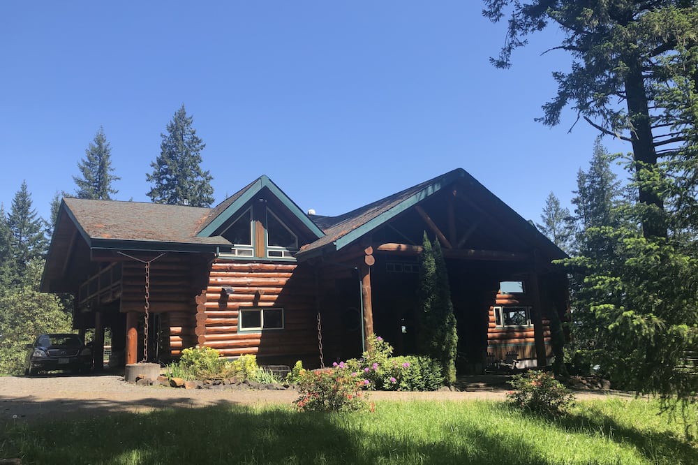 Eugene House | Spectacular log lodge on 5 acres of parkland 10 minutes from the city of Eugene