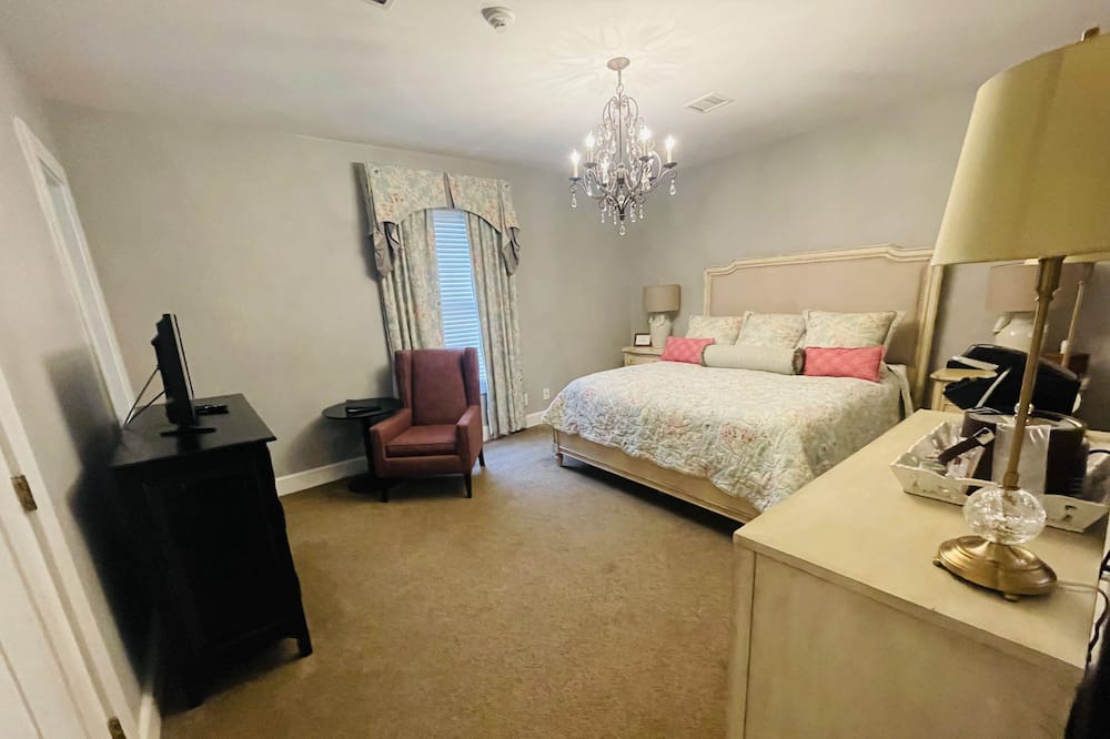 Clemmons Apartment | Lord Linville Room King - Non- Smoking- No Pet