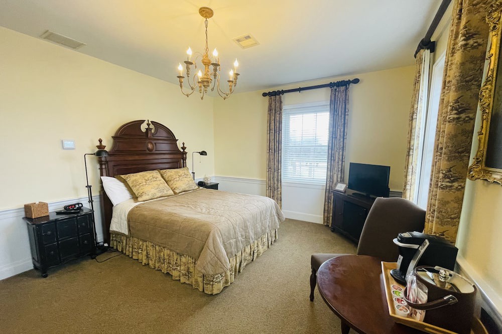 Clemmons Apartment | Clemmons Room queen - Non- Smoking- No Pet
