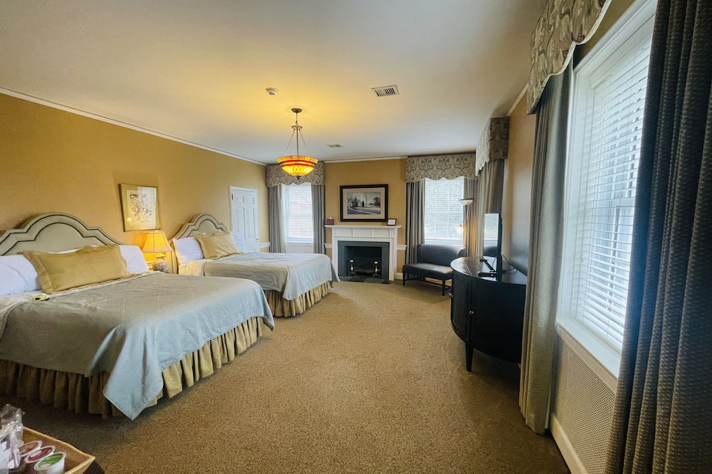 Clemmons Apartment | Lusting Room 2queen - Non- Smoking- No Pet