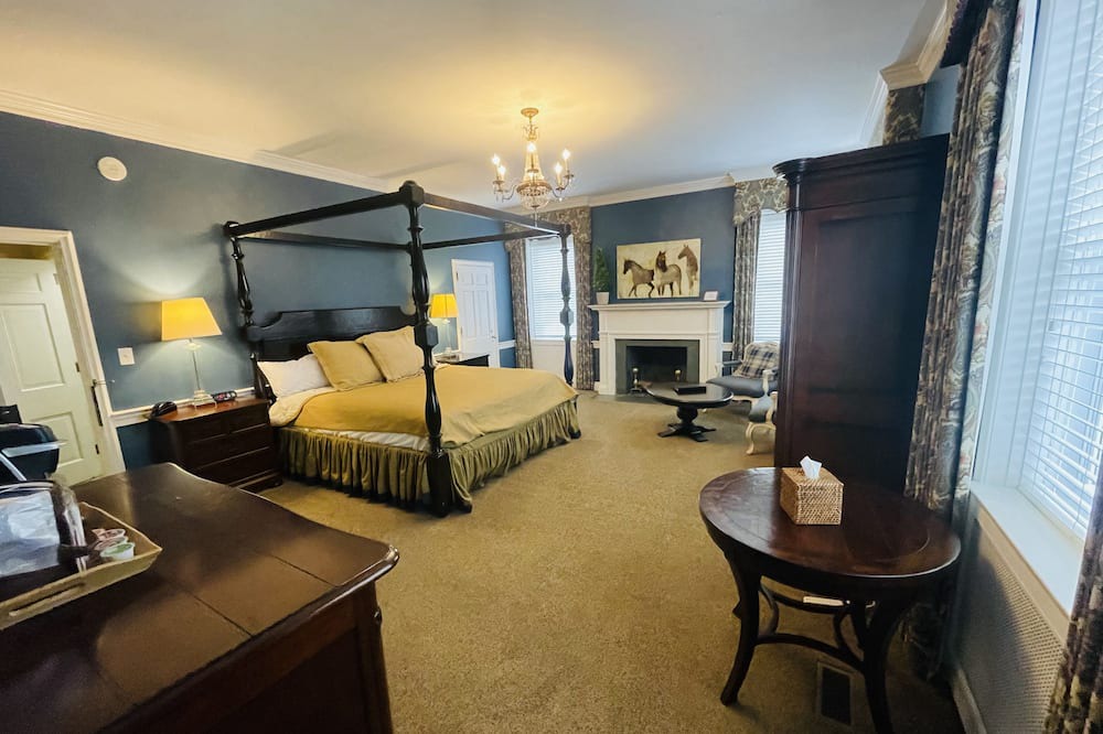Clemmons Apartment | Johnson Room King - Non- Smoking- No Pet