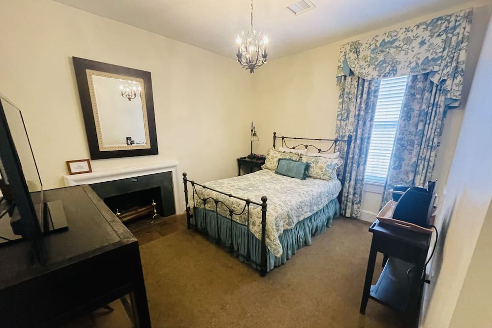Clemmons Apartment | Tangelwood Room double - Non- Smoking- No Pet