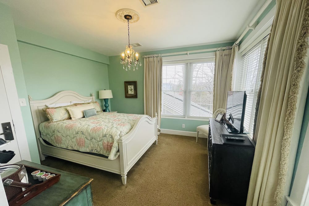 Clemmons Apartment | Arboretum Room queen - Non- Smoking- No Pet