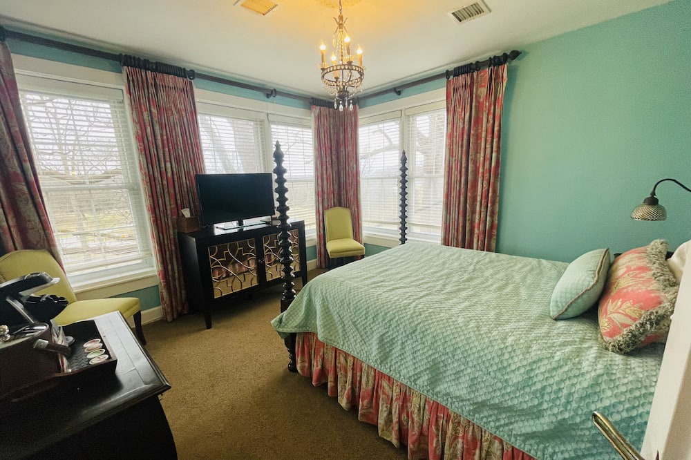 Clemmons Apartment | Oak Tree Room queen - Non- Smoking- No Pet