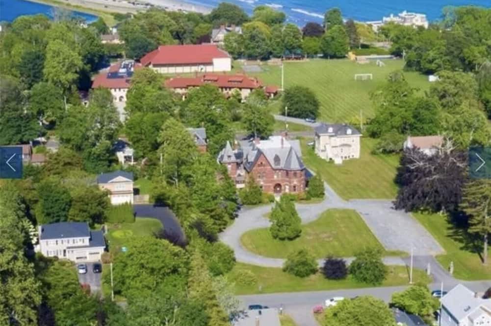 Top of the Hill House | Lovely 4 bdrm home- perfect location- walk to beach and town. Parking/EV Chrgpnt