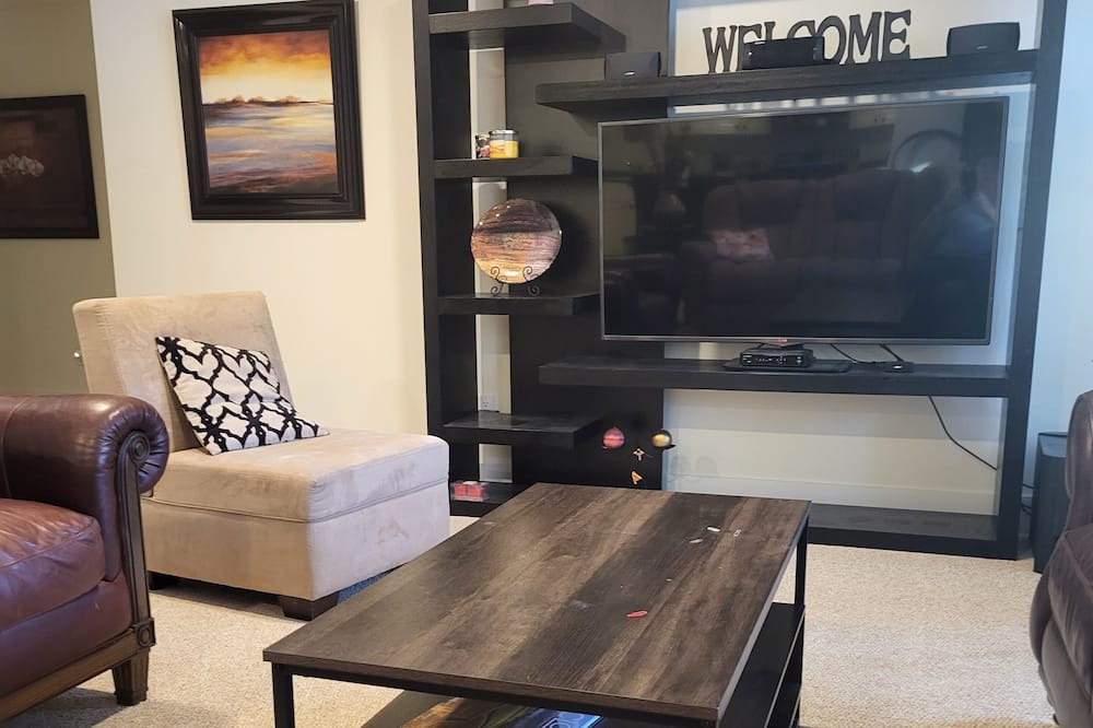 West Kelowna Estates House | Pristine Vacation Oasis in West Kelowna - Legal Short Term Rental