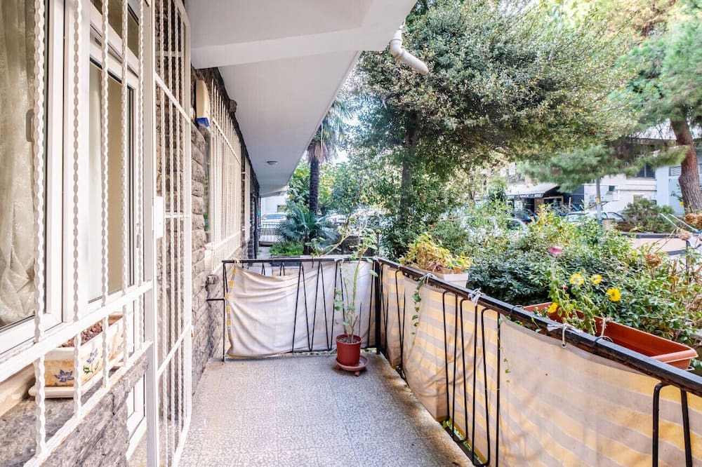 Caddebostan Mahallesi Apartment | Chic Flat with Balcony Close to Caddebostan Shore