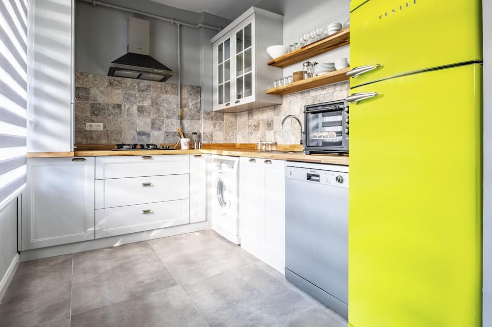 Bostanci Apartment | Vibrant Flat next to Bostanci Marmaray Station