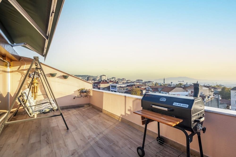 Maltepe Apartment | Sleek Flat near Public Transportation in Maltepe