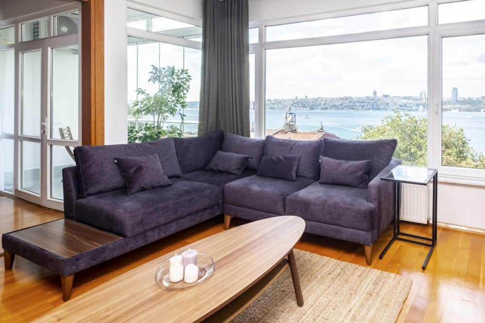 Uskudar Apartment | Missafir Apartment with a Panoramic Bosphorus View