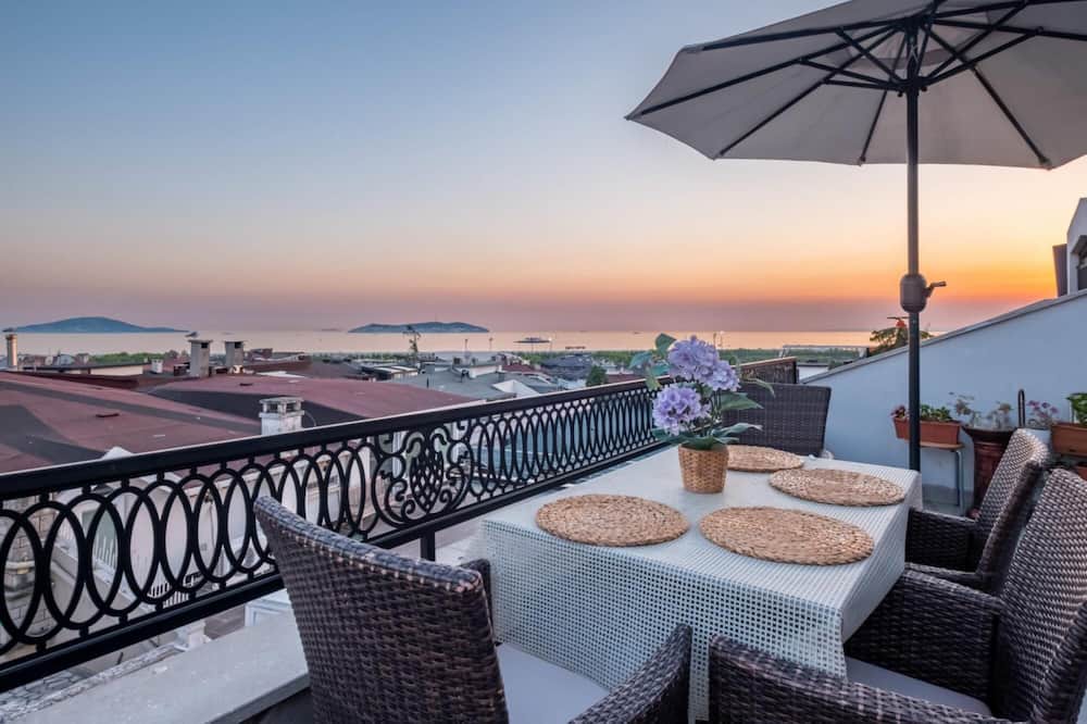 Maltepe Apartment | Peaceful Duplex Flat with Adalar View in Maltepe